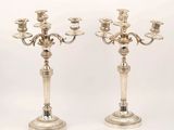 paire de candélabres plaqués argent avec des bougeoirs sur socle