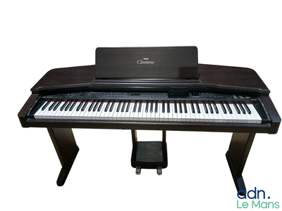 une photo d'un piano sur lequel est posé un ordinateur portable