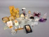 beaucoup de parfums et de flacons de parfum sur la table