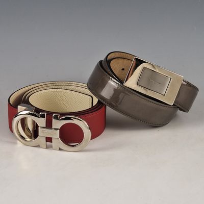 deux ceintures avec une boucle argentée et une ceinture marron avec une boucle argentée