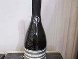 une bouteille de champagne posée sur une boîte