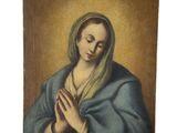 un tableau représentant une femme les mains jointes en prière