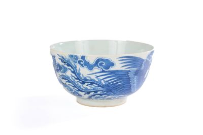 un bol bleu et blanc orné d'un motif représentant un oiseau