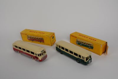 trois petits bus posés les uns à côté des autres sur une surface blanche