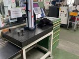 une photo d'un atelier d'usinage où se trouvent de nombreuses machines