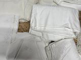 beaucoup de nappes blanches sur une table en bois