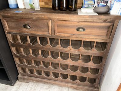 un casier à vin en bois sur lequel sont posées des bouteilles