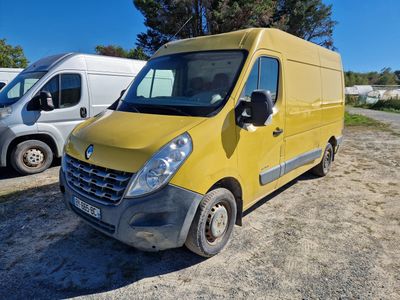 La camionnette jaune est garée sur un parking, à côté d'autres camionnettes.