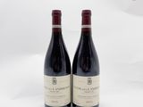 deux bouteilles de vin rouge posées l'une à côté de l'autre sur une surface blanche