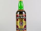 l'image d'une bouteille de whisky posée sur une table