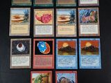 de nombreuses cartes posées ensemble sur la table