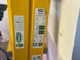 un gros plan d'un ascenseur jaune recouvert d'autocollants