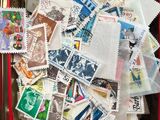 une valise rouge remplie de timbres posée sur une table