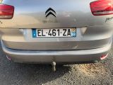 une voiture argentée garée sur le bord de la route