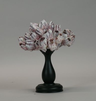 a black vase with a bunch of pink flowers in it