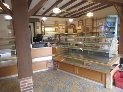 une photo d'une boulangerie avec un comptoir et des étagères