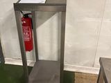 une table en métal sur laquelle se trouve un extincteur