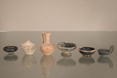 Art étrusque Suite de 6 objets En terre cuite