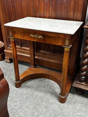CONSOLE rectangulaire à entretoise incurvée ; dessus de marb…