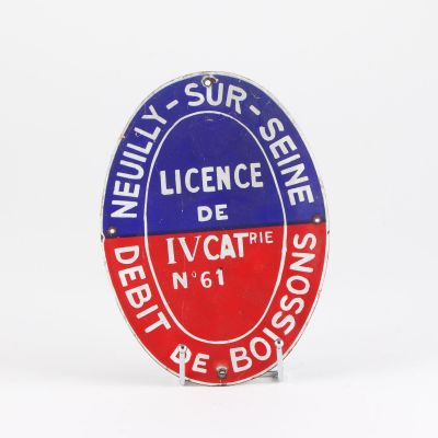 une enseigne rouge, blanche et bleue sur un fond blanc