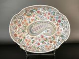 une assiette ornée d'un motif paisley, posée sur une table