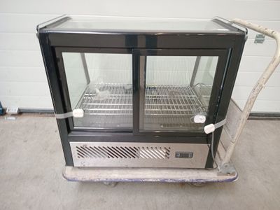 une photo d'une vitrine en verre dans un garage