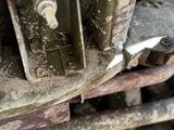 une image montrant un gros plan du moteur d'une voiture