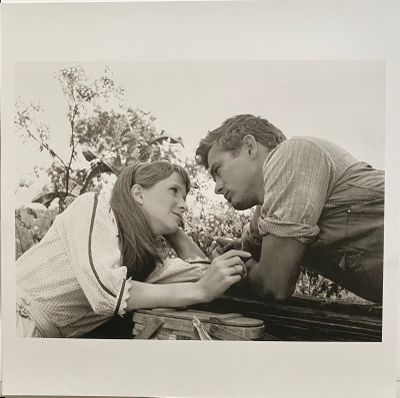 une photo en noir et blanc d'un homme et d'une femme qui se regardent