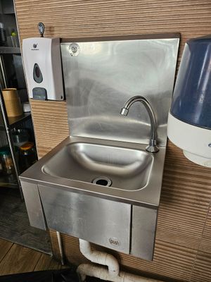 un évier en inox avec un robinet dans un coin