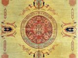 un tapis jaune et rouge orné d'un motif en médaillon