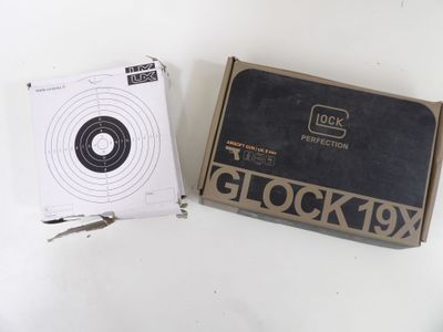 une boîte avec une cible en papier et une boîte sur laquelle est collée une cible en papier
