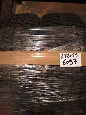 une pile de pneus posée sur une palette, avec une étiquette de prix