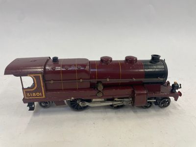 un petit train posé sur une surface blanche