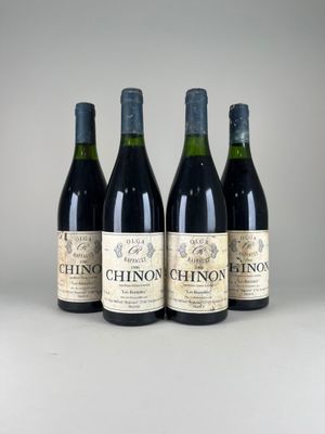 trois bouteilles de vin sont alignées sur une table