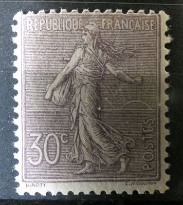 le timbre représente une femme