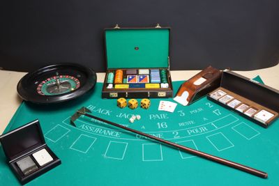 l'image d'une table sur laquelle sont posés de nombreux objets