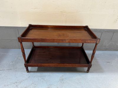 une petite table en bois avec une étagère