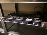 un rack sur lequel sont installés de nombreux équipements électroniques