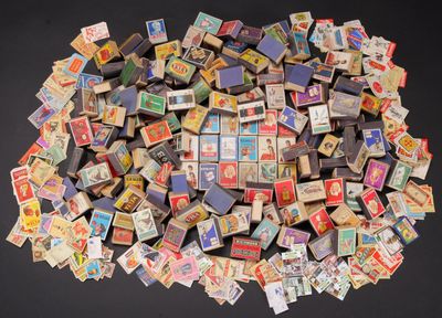 une pile de vieilles boîtes d'allumettes posée sur une table