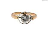 une photo d'une bague en or et en argent sertie d'un diamant blanc