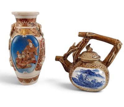 deux vases décorés, posés côte à côte sur une surface blanche