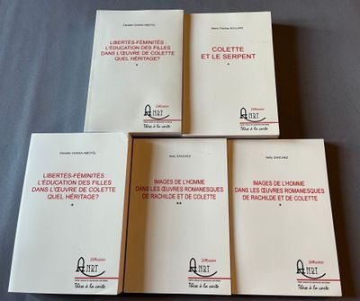 six livres en français sont empilés les uns sur les autres