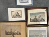 Quatre reproductions encadrées représentant une ville et un fleuve sont accrochées au mur