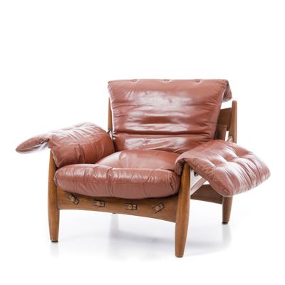 une image d'une chaise en cuir marron sur fond blanc