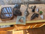 une table en bois sur laquelle se trouvent un miroir, un téléphone et d'autres objets
