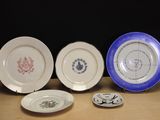 trois assiettes avec des motifs sont posées sur une table