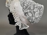 un gros plan d'un chapeau posé sur une tête de mannequin, elle-même posée sur une autre tête de mannequin