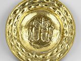 une image représentant une assiette en or sur laquelle figurent un homme et une femme