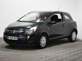 une Opel noire garée dans une pièce au sol carrelé