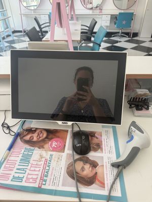 un ordinateur portable posé sur un bureau, à côté d'un magazine